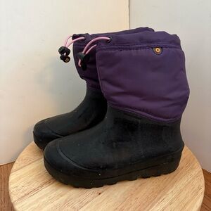 BOG Kids Snow Boots in Purple and Black Size 2 YOUTH